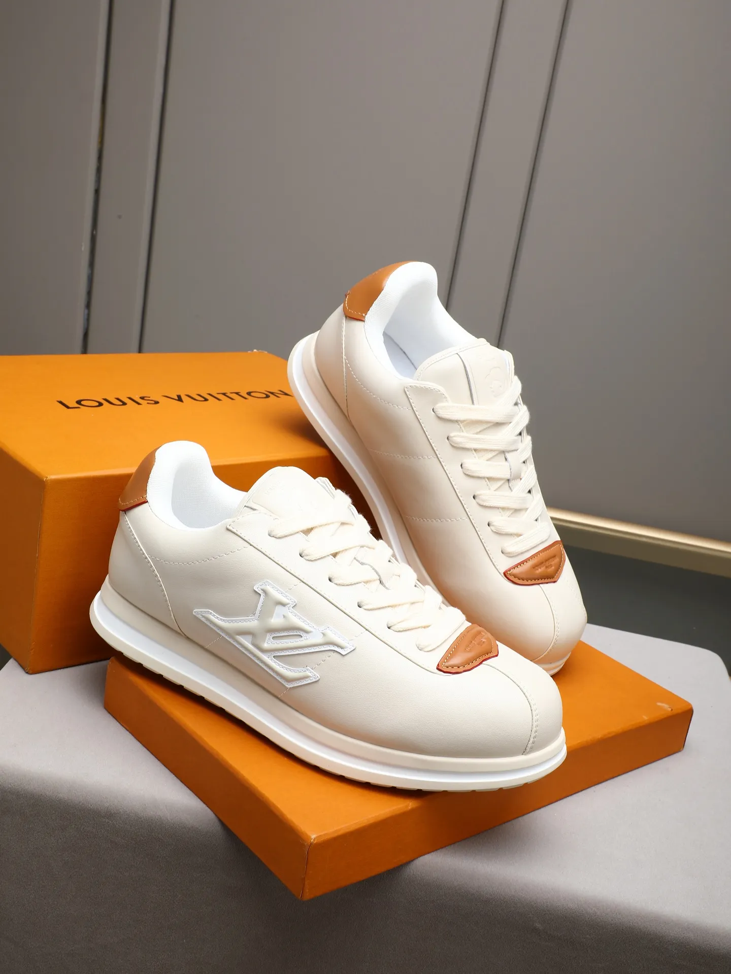 PP560 LV Louis Vuitton L Jialu Brand Runner Tatic Series Thick-soled Casual Sports Shoes Running Shoes Original purchase, development and production This LV Runner Tatic sports shoe combines technical materials such as mesh fabric and ribbons to interpret the inspiration of traditional mountaineering shoes. LV letters are written on one side, the lariat buckle of the quick lacing system is embellished with Monogram flowers and Louis Vuitton logos, and the light and wear-resistant rubber outsole completes the whole. ▪️Fabric: Original imported cowhide + mesh ▪️Inner lining: Original customized breathable mesh ▪️Sole: Original open-molded anti-slip rubber combination material ▪️Size: Men's 38-44 (customized for 45 and 46)